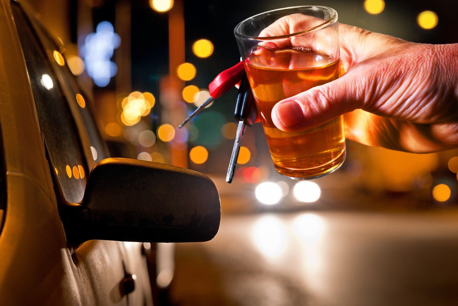 Immagine che mette in guardia sui pericoli dell'alcool durante la guida